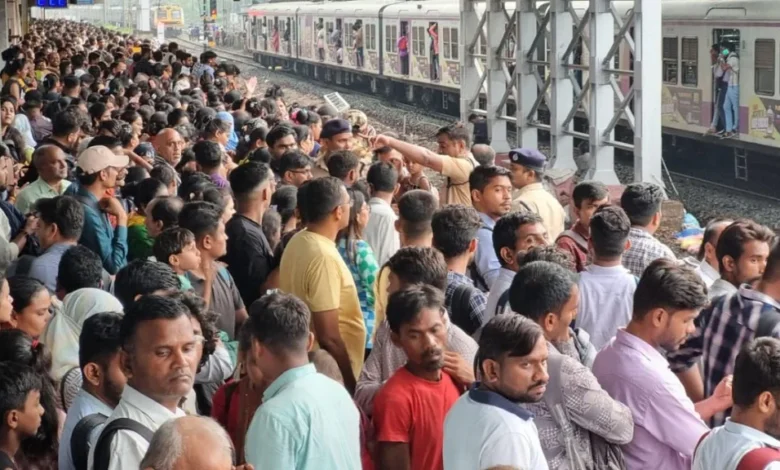 Rail traffic disrupted due to falling of pole between Mulund Thane station