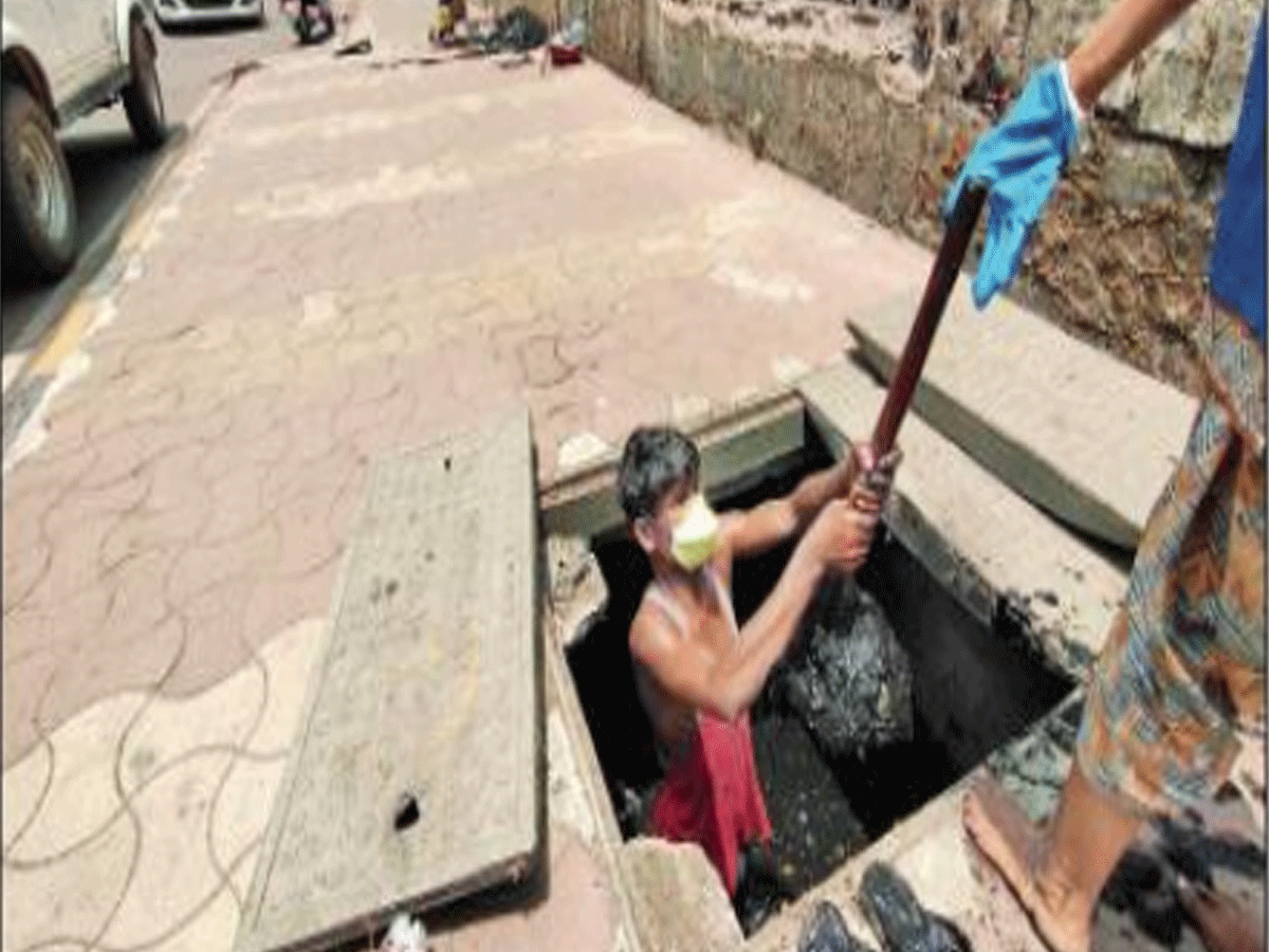 Cleaning of drains in Mumbai has not been completed before monsoon