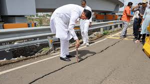 Cracks appear on the road of Atal Bridge in Mumbai