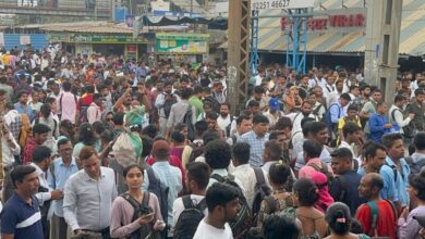 Crowd of passengers at Nallasopara