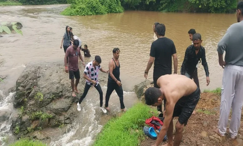 Tourists create ruckus near Chinchoti Falls