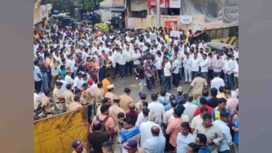 Rickshaw drivers went on strike due to potholes on Naigaon Bapane Road