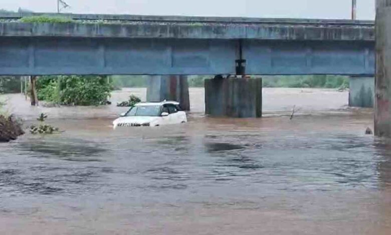 The motor got stuck in the deep river bed of Panvel