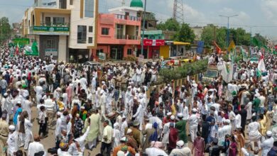 Chaos during Eid Miladunnabi procession in Bhiwandi, Maharashtra, crowd overturns auto