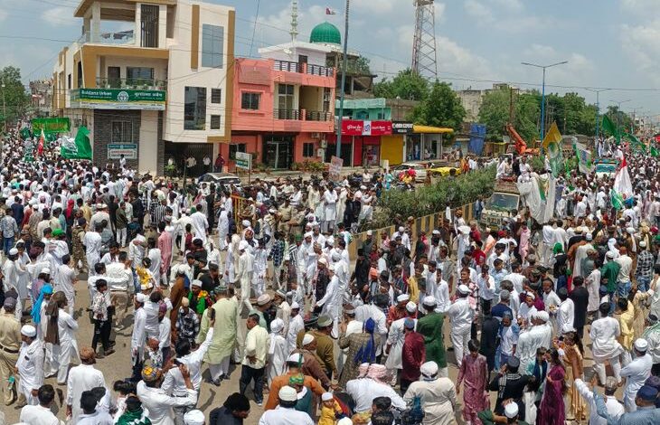 Chaos during Eid Miladunnabi procession in Bhiwandi, Maharashtra, crowd overturns auto