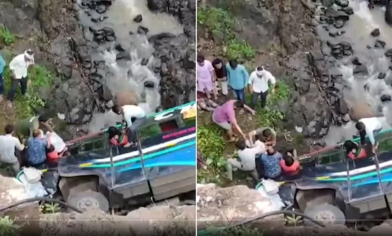 Horrible accident in Amravati, bus full of 50 people fell into 30 feet deep ditch