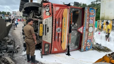 Crowd, queues of vehicles after heavy vehicle overturns in Ghodbunder area